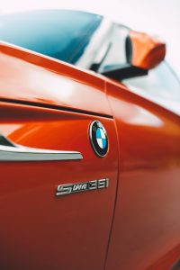 Pomarańczowe BMW. Z miłości do samochodów