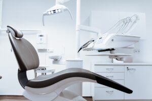 Czym jest endodoncja i jak wpływa na zdrowie zębów?