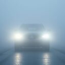 Jazda we mgle – zasady bezpieczeństwa: prędkość, odstęp i światła