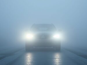 Jazda we mgle – zasady bezpieczeństwa: prędkość, odstęp i światła