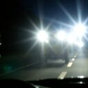 Oślepianie światłami nocą – co robić, gdy reflektory innych ograniczają widoczność i jak ją poprawić