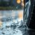 Opony a jazda w deszczu – bieżnik, ciśnienie i wiek opon a aquaplaning