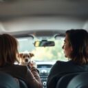 Bezpieczna jazda z pasażerami – zasady rozmów, dzieci, zwierząt i bagażu bez rozpraszania kierowcy